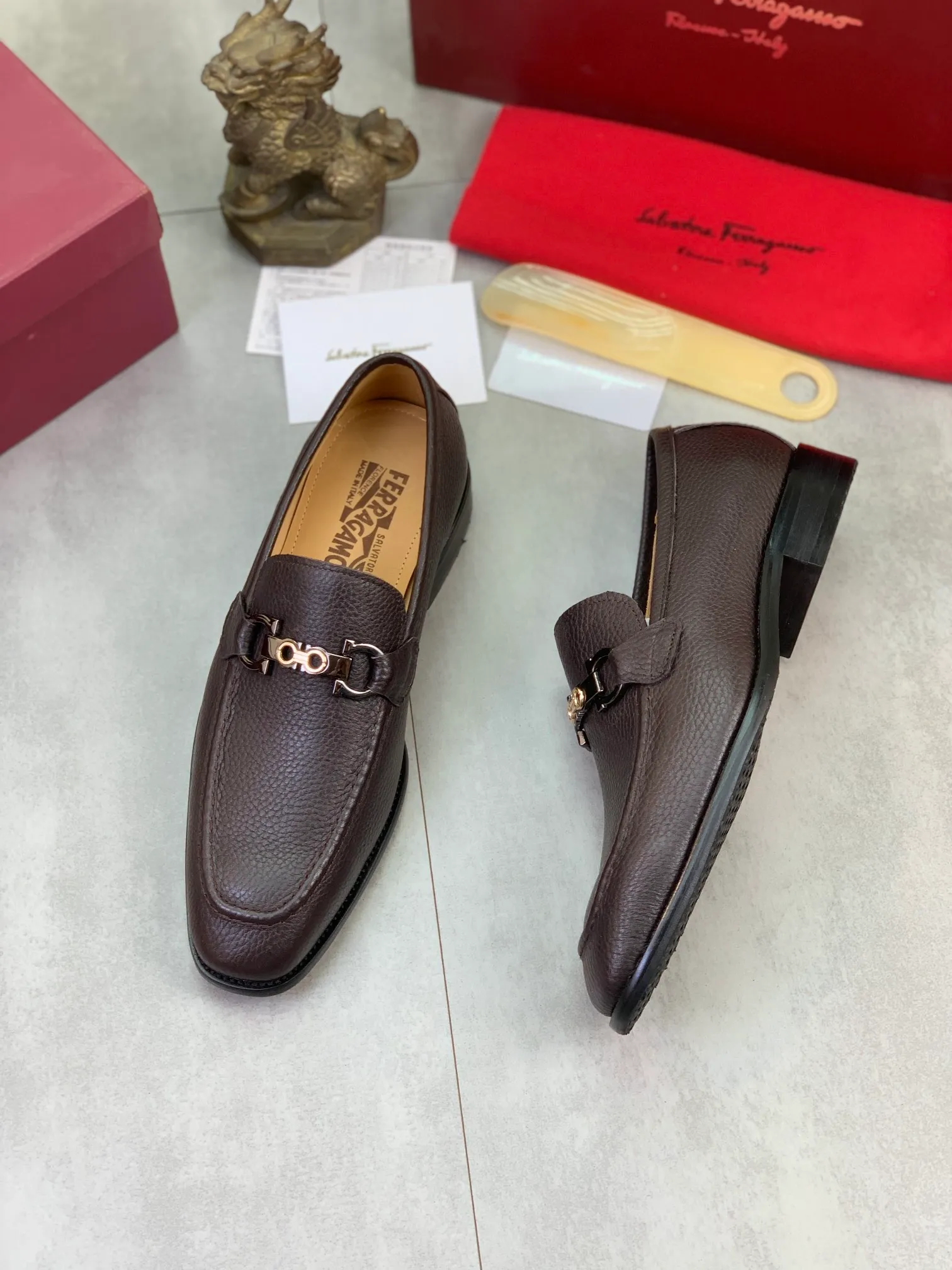 Men's Men's Shoes 💰P460💰[New Style] Water-dyed Niuli 🆘[Salvatore Ferragamo] Ferragamo's latest casual business leather shoes for men! Available at counters simultaneously! The fabric is made of specially imported original pebbled calfskin, and the lining is made of imported water-dyed cowhide. It is absolutely luxurious and leads the fashion trend. Matching code: 38-47 black and brown optional